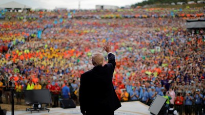 Foto: Lambaian Tangan Trump di Hadapan Lautan Peserta Pramuka