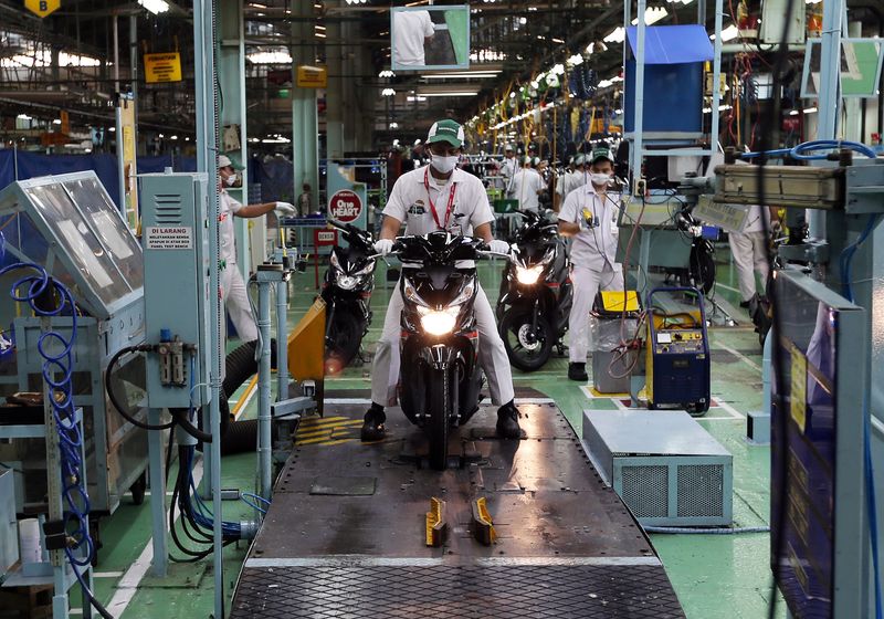 Melihat Perakitan Motor Honda di SunterPara finalis Astra Honda Motor Best Student (AHMBS) diajak berkeliling ke pabrik AHM di Sunter, Jakarta Utara. Mereka melihat-lihat proses perakitan motor di pabrik tersebut.