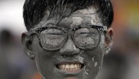 Boryeong Mud Festival atau Festival Lumpur Boryeong pertama kali digelar pada 1998 lalu. Setiap tahun saat musim panas tiba, festival ini digelar di area Pantai Daecheon, Boryeong, Chungnam, Korea Selatan (Kim Hong Ji/Reuters)