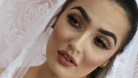 Ia kerap mengunggah fotonya dengan berbagai riasan makeup. (Dok. Instagram/waliyha.azad)