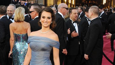 Foto: Cantiknya Penelope Cruz Tampil Mempesona dengan Gaun Malam