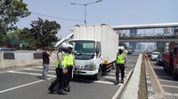Meski larangan ini sudah disampaikan sejak lama. Tapi pantauan detikcom pada Selasa (25/7/2017), pemotor masih banyak yang membandel dengan tetap melintas di JLNT Casablanca-Tanah Abang. (Foto: Dewi Irmasari/detikcom)