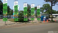 Pantauan detikFinance di lokasi, Selasa (25/7/2017). Banyak spanduk yang dipasang oleh pihak pengembang dengan tuliskan DP 1% dengan harga mulai sekitar Rp 200 jutaan.