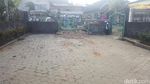 Foto: Heboh Mobil Tabrak Candi Kidal di Malang