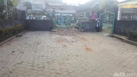 Mobil awalnya menerjang pagar hingga akhirnya berhenti di kaki candi. Jaraknya pun cukup jauh yakni 65 meter (M Aminuddin/detikcom)