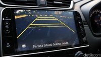 Tampilan kamera belakang ketika transmisi diposisikan gigi mundur. Foto: Rangga Rahadiansyah