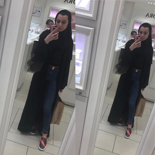 Tak hanya selfie, beberapa kali Waliyha juga sering OOTD dengan busana tertutup. Foto: Dok. Instagram