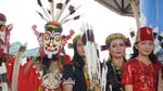 Foto: Kostum Tari Dayak yang Menyerupai Monster