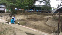 Kondisi ini diakibatkan oleh tidak adanya hujan yang turun selama 2 bulan terakhir. Sebulan ke belakang, pemandian Mata Ie pun mulai mengering (Agus Setyadi/detikTravel)