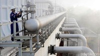 Pekerja melakukan pengecekan di Cooling Tower PLTP Dieng Unit 1, Senin (24/7/2017).