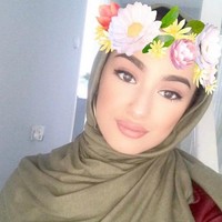 Gaya hijab andalan Waliyha adalah mengenakan scraf panjang yang dililit untuk menutupi dada dan sebagian besar rambutnya seperti ini. Foto: Dok. Instagram/waliyha.azad