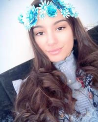 Penampilan Adik Zayn Malik Pakai Jilbab yang Membuat Pangling