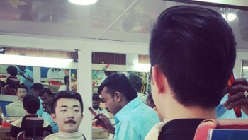 Ini saat dia potong rambut di India. Lahir di China, Carl kemudian tinggal di Amerika Serikat selama beberapa tahun. Foto: Instagram