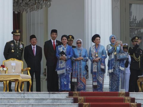 Cinta Kain Indonesia, Istri Jokowi dan Jusuf Kalla <i>Stylish</i> Berbatik Biru