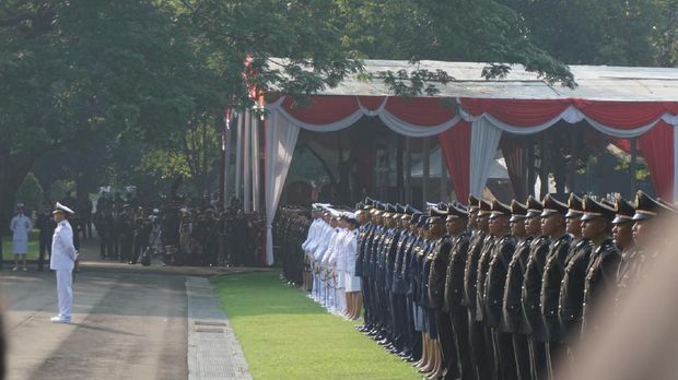 Presiden Joko Widodo melantik 728 Calon Perwira Remaja TNI/Polri.