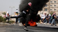 Puluhan pemuda Palestina turun ke jalan memprotes pemasangan metal detektor di Masjid Al-Aqsa. Terjadi bentrokan dengan polisi Israel. REUTERS/Mohamad Torokman.