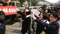 Saat parade tentara, gadis-gadis Korea Utara akan berbaris di pinggir jalan melambaikan tangan kepada para pria. Suasananya dramatis (Young Pioneer Tours/Instagram)