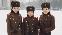 Ini adalah pemandu wisata di Korean War Museum di Pyongyang. Mereka bisa bahasa Inggris dan Rusia lho! (Young Pioneer Tours/Instagram)
