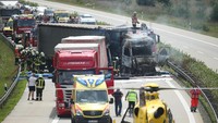 Posisi truk yang terbakar tampak melintang di jalan. Sean Gallup/Getty Images.