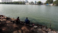 Warga memancing di Danau Sunter.