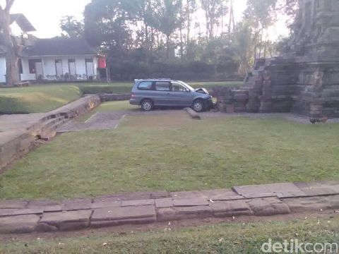 Mobil Dokter Joko seruduk Candi Kidal/