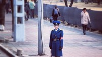 Kalau ini, pengatur lalu lintas yang berada di jalanan (Young Pioneer Tours/Instagram)