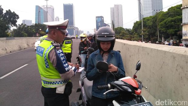 Ada beberapa titik 'parkir' pemotor di atas JLNT Casablanca