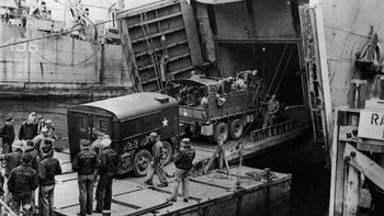 Kendaraan tempur dan logistik dimasukkan ke kapal yang akan menggempur pertahanan Jerman di Perancis. Pasukan yang terlibat berasal dari Amerika Serikat, Inggris, Kanada, Australia dan sebagainya. Foto: Getty Images