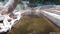 Pemandian Mata Ie terletak di Kecamatan Darul Imarah, Aceh Besar, Aceh. Pemandian yang bersumber dari mata air ini terkena dampak dari kemarau panjang di Aceh. Dulu debit airnya banyak, sekarang menyusut parah, nyaris kering kerontang (Agus Setyadi/detikTravel)