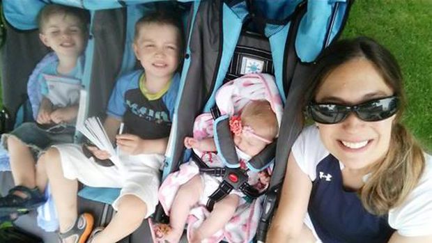 Wow, Ibu Ini Maraton Sambil Mendorong 3 Stroller Berisi Anaknya Sekaligus