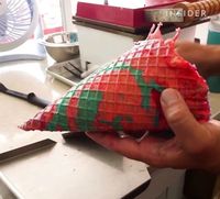 Es Krim dengan Cone Warna Galaksi dan Tumpukan Topping Ini Beratnya Nyaris 1 Kg!