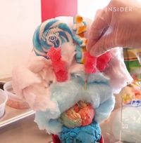 Es Krim dengan Cone Warna Galaksi dan Tumpukan Topping Ini Beratnya Nyaris 1 Kg!