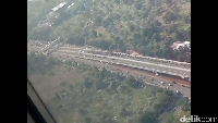 Para pemotor ini setidaknya melakukan dua pelanggaran. Pertama, mereka melintas di JLNT yang dikhususkan untuk roda empat atau lebih. Kedua, mereka bergerak melawan arus di JLNT itu. Tentu saja, tindakan mereka ini membahayakan diri sendiri dan orang lain. 