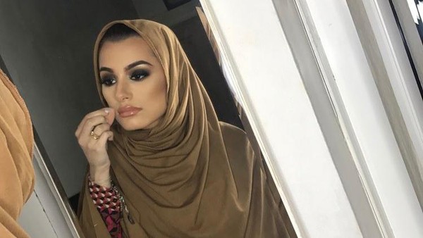 Pesona Waliyha Azad, Adik Cantik Zayn Malik yang Sering Tampil Berhijab