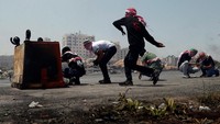 Tempat sampah dijadikan tameng. REUTERS/Mohamad Torokman.
