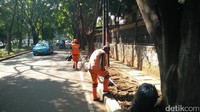 Kerja PPSU di kawasan Menteng, tepatnya di Jalan Prof Moh Yamin, sekitar pukul 10.00 WIB (Foto: Aditya Fajar/detikcom)