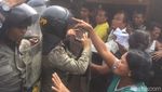 Foto: Ricuh Penertiban Pedagang Pasar di Medan