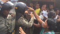 Dirut PD Pasar Kota Medan, Rusdi Sinuraya mengatakan, penertiban 386 kios pedagang itu rencananya ditargetkan selesai pada hari ini. Pedagang sebelumnya sudah diberi tahu (Jefris Santama/detikcom)
