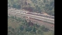 Kondisi ini menyebabkan terjadinya kemacetan yang tak terelakkan. (Foto: Pemotor lawan arus di JLNT Casablanca/Apilian via pasangmata.com)