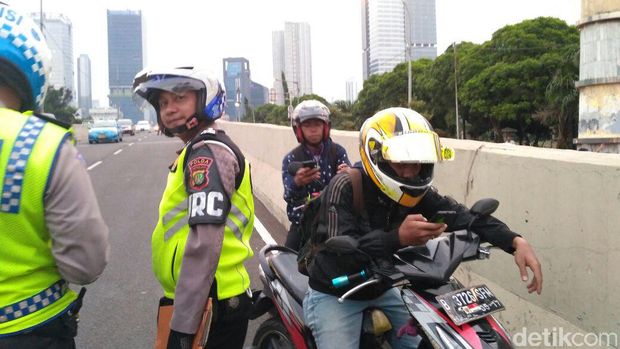 Ada pemotor yang 'parkir' selama sejam di atas JLNT
