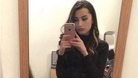 Berbeda dengan sang kakak, Waliyha memilih dunia modelling. (Dok. Instagram/waliyha.azad)