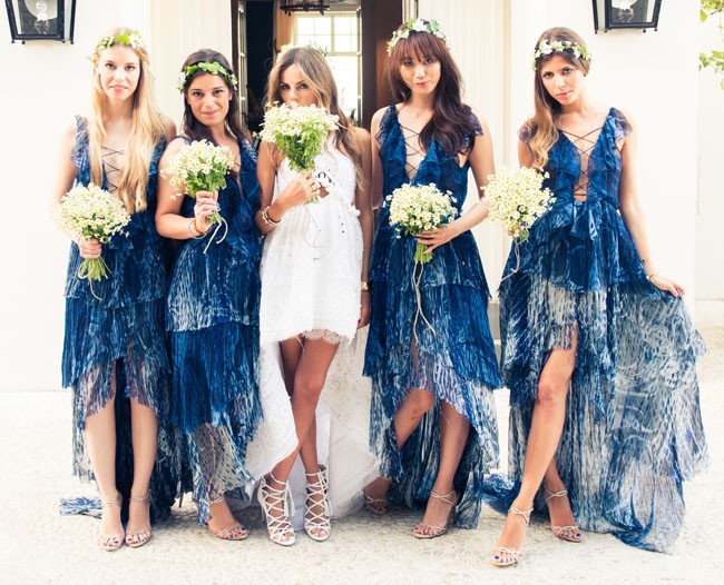Anda dan teman-teman suka seragam bridesmaid dengan gaya yang lebih unik? Coba dress dengan tumpukan ruffle dan potongan mullet seperti ini. (Foto: Now Kiss The Bride)