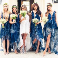 Anda dan teman-teman suka seragam bridesmaid dengan gaya yang lebih unik? Coba dress dengan tumpukan ruffle dan potongan mullet seperti ini. (Foto: Now Kiss The Bride)