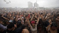 Festival Lumpur Boryeong ini dikenal sebagai festival paling populer di Korea oleh wisatawan asing, karena telah sukses menjadi satu-satunya festival di Korea yang menarik puluhan ribu wisatawan asing (Kim Hong Ji/Reuters)