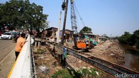 Terlihat sejumlah alat berat diturunkan untuk memudahkan pekerjaan.