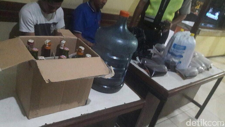 Jadi Pemicu Tawuran, Ratusan Liter Miras Oplosan Disita di Cakung Jadi Pemicu Tawuran, Ratusan Liter Miras Oplosan Disita di Cakung