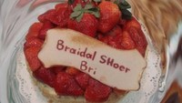 Harusnya menulis Bridal Shower, tapi tulisannya malah Braidal Shoer.