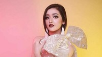 Ranty berpose didepan kamera dengan dress dan pulasan makeup. Dok. Instagram/rantymaria