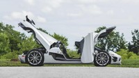 kecepatan Koeningsegg tak lepas dari pemakaian body carbon yang membuat mobil lebih ringan. Sedangkan untuk mesinnya, menggunakan mesin dual-supercharged V8 berkapasitas 4.800 cc yag bisa menghasilkan tenaga mencapai 1080 horsepower pada 7000 rpm dan torsi 1080 Nm pada 5.600 rpm Foto: Motor1