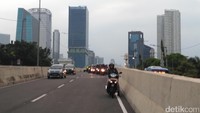 Sebagaimana diketahui, sepeda motor dilarang melintasi JLNT Kampung Melayu-Tanah Abang ini karena faktor keamanan. 